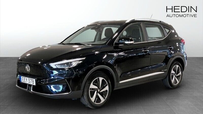 Svart (black) Begagnad 2022 MG ZS Luxury Sedan | 249 900 kr (Superpris) - Bild 1/4