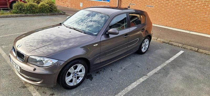 Brun Begagnad 2009 BMW 116 Advantage Halvkombi | 65 000 kr (Dyr) - Bild 1/4