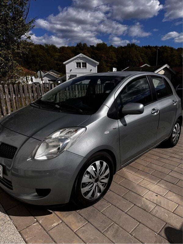 Grå Begagnad 2007 Toyota Yaris Halvkombi | 48 000 kr (Marknadspris) - Bild 1/4
