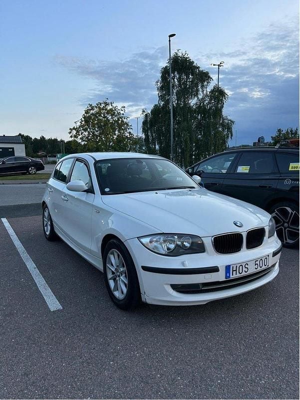 Vit Begagnad 2009 BMW 118 Advantage Halvkombi | 67 000 kr (Bra pris) - Bild 1/4