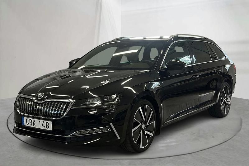 Svart Begagnad 2020 Skoda Superb Kombi | 274 800 kr (Marknadspris) - Bild 1/4