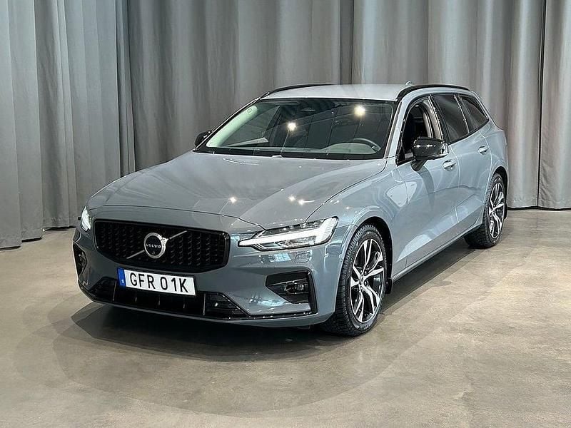 Grå Begagnad 2023 Volvo V60 Plus Kombi | 389 000 kr (Marknadspris) - Bild 1/4