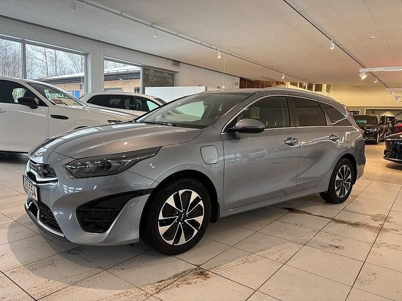 Grå Begagnad 2021 Kia Ceed Sportswagon Advance Kombi | 259 500 kr (Marknadspris) - Bild 1/4