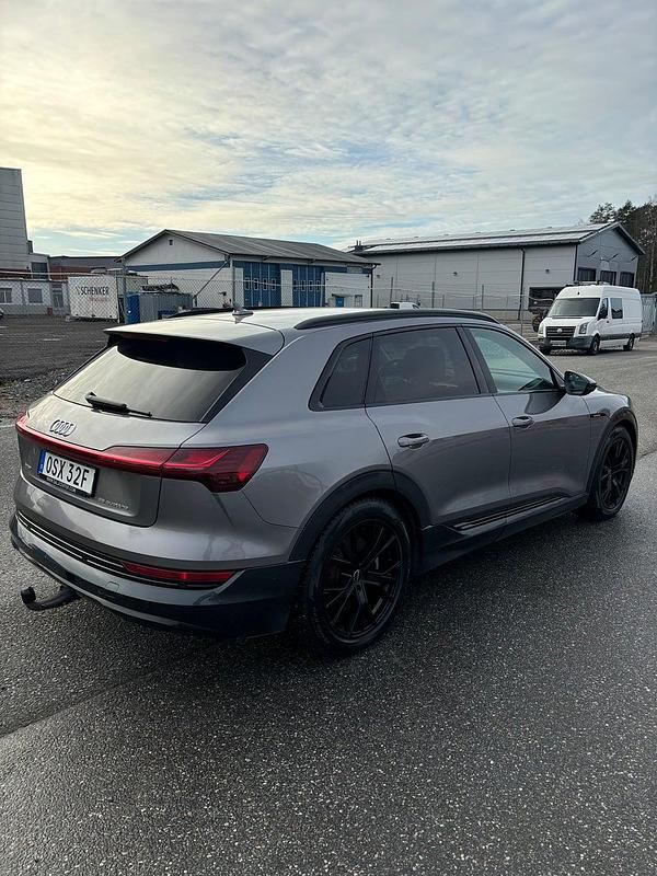 Begagnad Audi e-tron Proline 300 kW (408 HK) 2020 Grå SUV