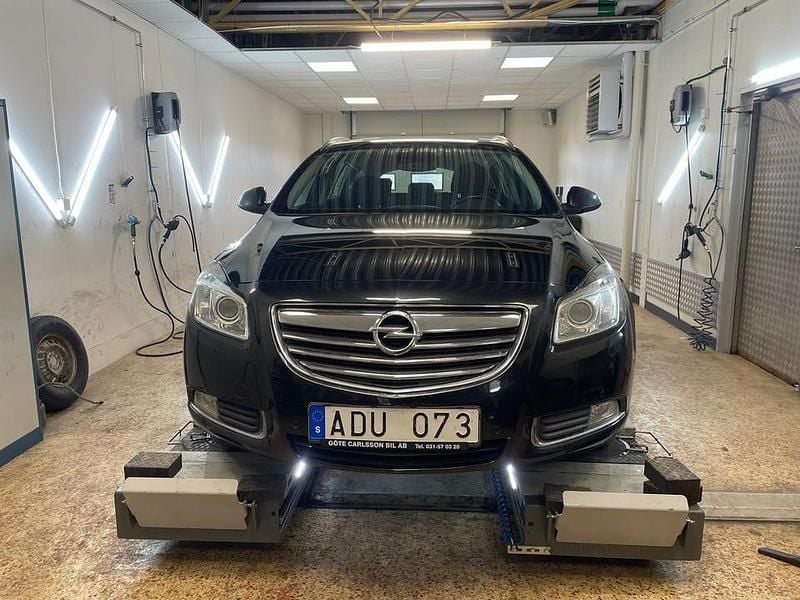 Svart Begagnad 2011 Opel Insignia Kombi | 49 900 kr (Marknadspris) - Bild 1/4