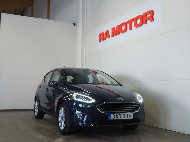 Begagnad Ford Fiesta Titanium 101 HK (74 kW) 2018 Blå Halvkombi