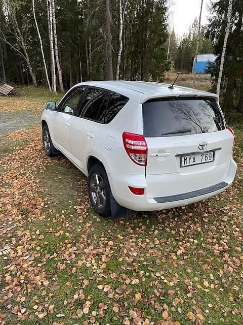 Vit Begagnad 2012 Toyota RAV4 Multidrive S SUV | 81 000 kr (Bra pris) - Bild 1/4