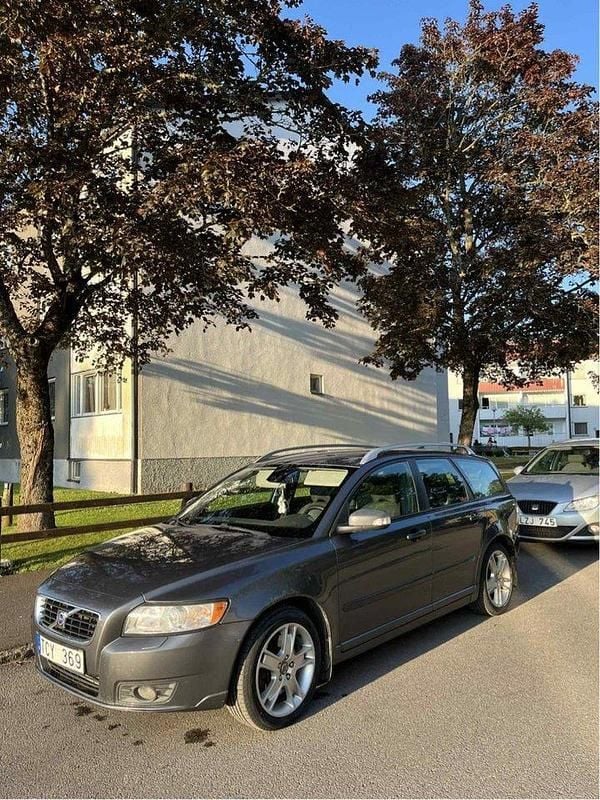 Grå Begagnad 2008 Volvo V50 Summum Kombi | 40 000 kr (Marknadspris) - Bild 1/4