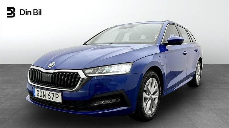 Energy blue Begagnad 2024 Skoda Octavia Ambition Kombi | 294 900 kr (Marknadspris) - Bild 1/4