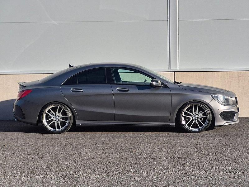 Mörkgrå Begagnad 2014 Mercedes CLA200 AMG Sportkupé | 129 000 kr - Bild 1/4