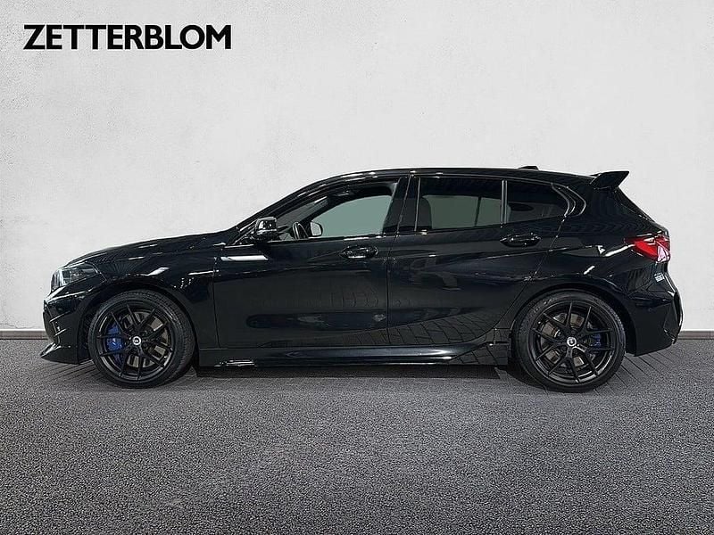 Begagnad BMW M135 Shadowline 306 HK (225 kW) 2022 Svart Halvkombi