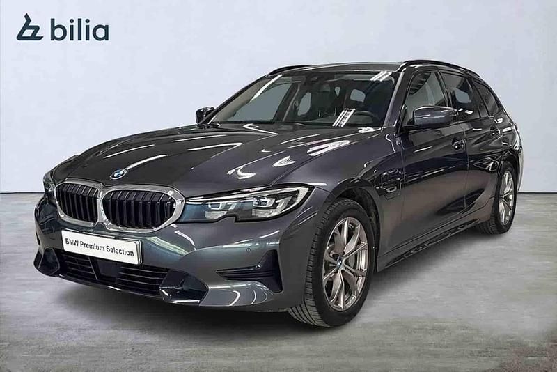 Grå Begagnad 2022 BMW 330e Kombi | 346 900 kr - Bild 1/1