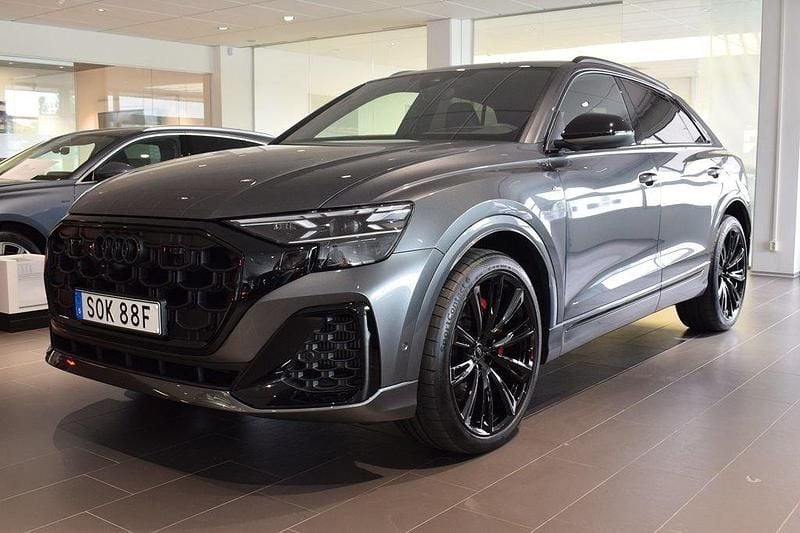 Grå Begagnad 2025 Audi Q8 S-Line SUV | 1 089 000 kr - Bild 1/4