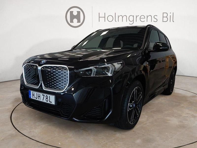 Svart Begagnad 2024 BMW iX1 M Sport SUV | 669 800 kr - Bild 1/4