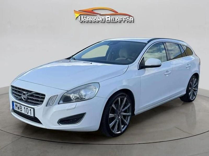 Vit Begagnad 2013 Volvo V60 Momentum Kombi | 114 900 kr (Marknadspris) - Bild 1/4