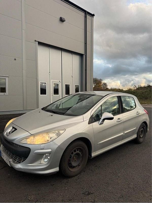 Grå Begagnad 2010 Peugeot 308 Halvkombi | 25 000 kr (Marknadspris) - Bild 1/4