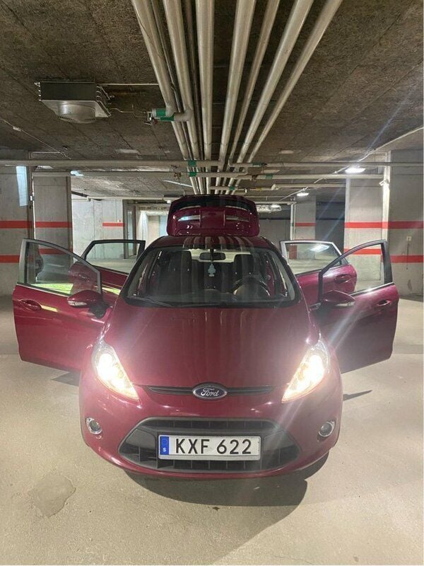 Röd Begagnad 2011 Ford Fiesta Titanium Halvkombi | 60 000 kr (Marknadspris) - Bild 1/4