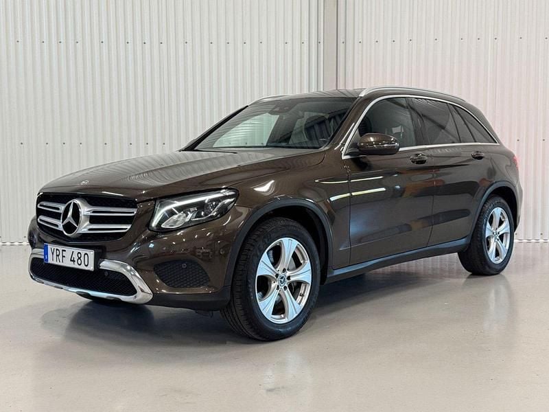 Mörkbrun Begagnad 2017 Mercedes GLC220 SUV | 264 900 kr (Marknadspris) - Bild 1/4