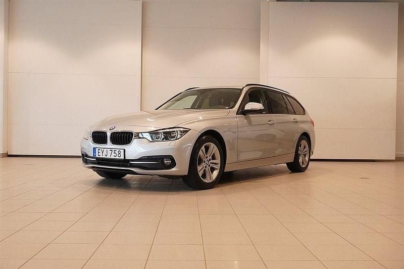 Silver (glaciärsilver metallic) Begagnad 2018 BMW 320 Sport Line Kombi | 189 800 kr (Bra pris) - Bild 1/4