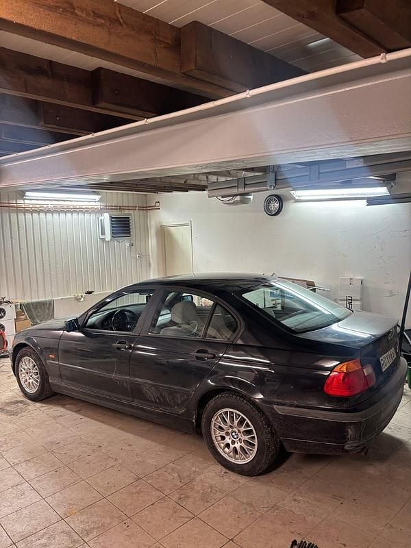 Begagnad BMW 318 118 HK (86 kW) 2000 Sedan