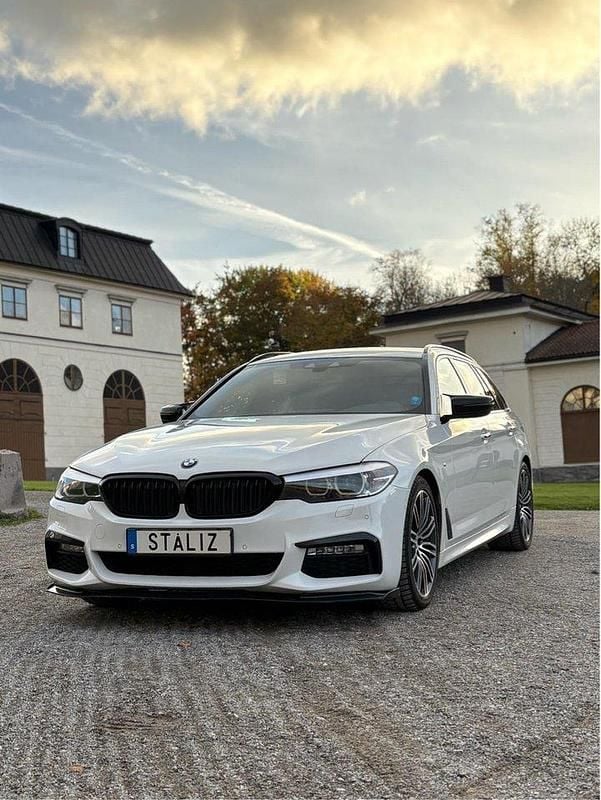 Vit Begagnad 2018 BMW 520 M Sport Kombi | 259 000 kr (Lite dyr) - Bild 1/4