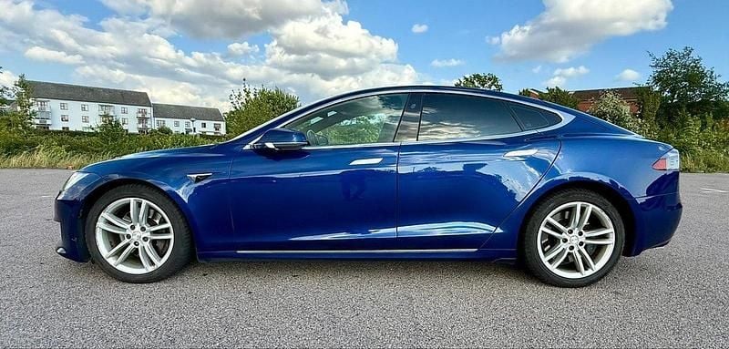Blå (blå metallic) Begagnad 2017 Tesla Model S Sedan | 249 900 kr (Marknadspris) - Bild 1/4