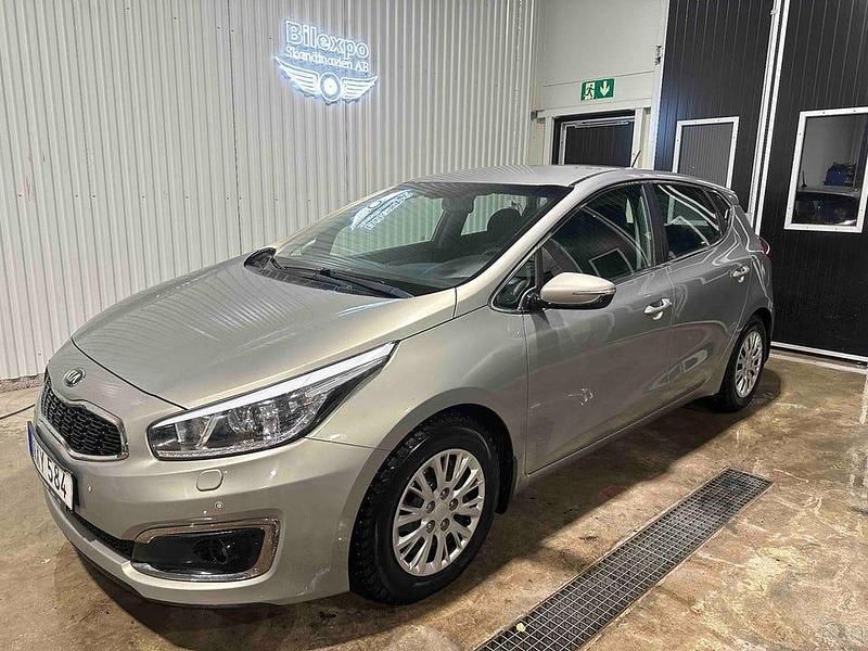 Grå Begagnad 2016 Kia Ceed Halvkombi | 129 900 kr (Marknadspris) - Bild 1/4