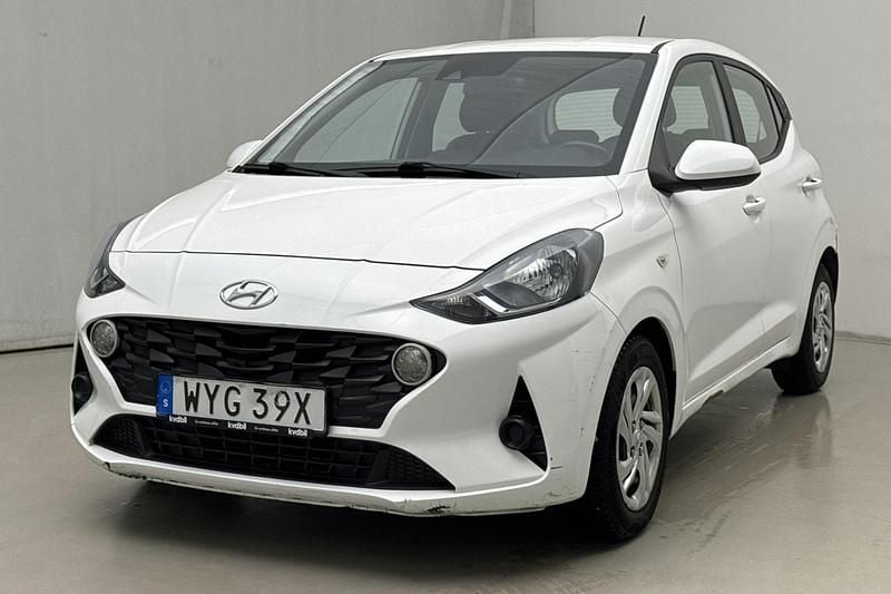 Vit Begagnad 2021 Hyundai i10 Halvkombi | 119 000 kr (Marknadspris) - Bild 1/4