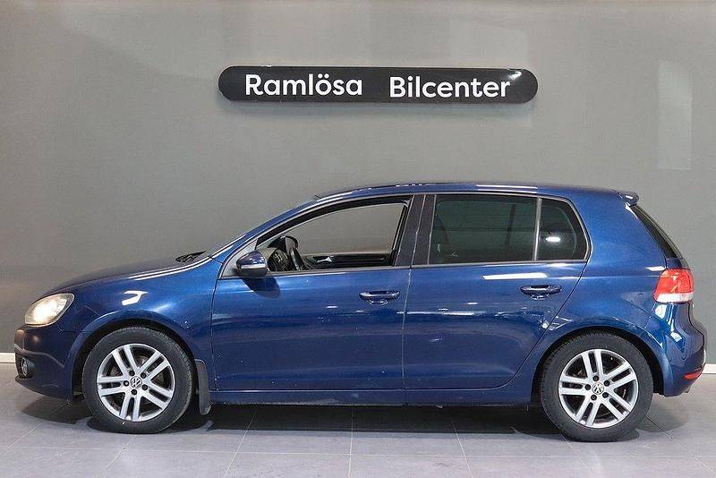 Mörkblå Begagnad 2010 VW Golf VI Halvkombi | 59 900 kr (Lite dyr) - Bild 1/4