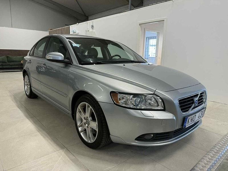 Silver Begagnad 2007 Volvo S40 Summum Sedan | 49 900 kr (Marknadspris) - Bild 1/4