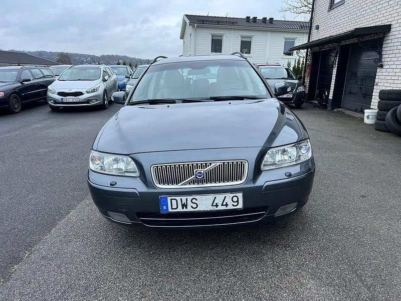 Begagnad Volvo V70 Momentum 170 HK (125 kW) 2008 Grå Kombi