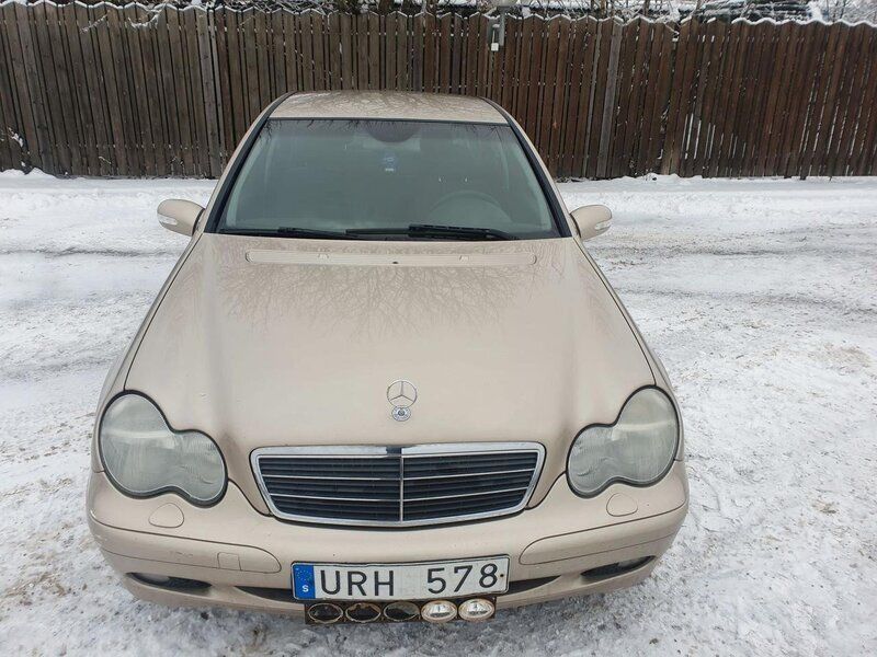 Begagnad Mercedes C180 143 HK (105 kW) 2003 Ljusbrun Sedan