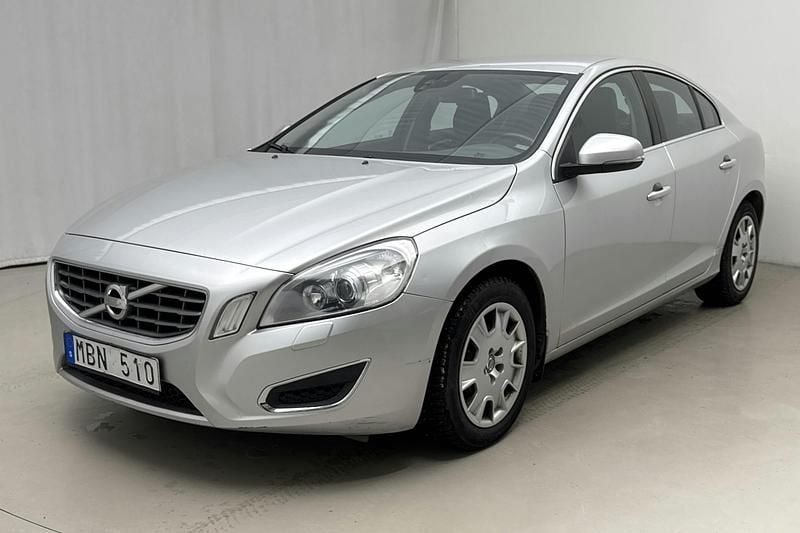 Ljusgrå Begagnad 2012 Volvo S60 Momentum Sedan | 108 000 kr (Superpris) - Bild 1/4