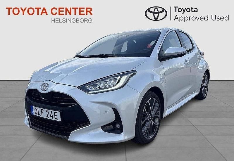 Vit Begagnad 2024 Toyota Yaris Hybrid Style Halvkombi | 279 900 kr (Marknadspris) - Bild 1/4