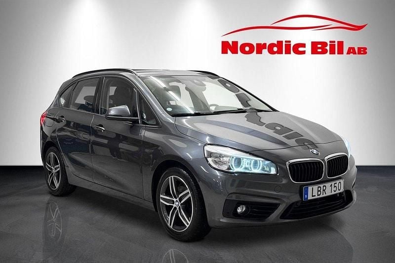 Grå Begagnad 2016 BMW 218 Active Tourer Sport Line Minibuss | 119 900 kr (Superpris) - Bild 1/4