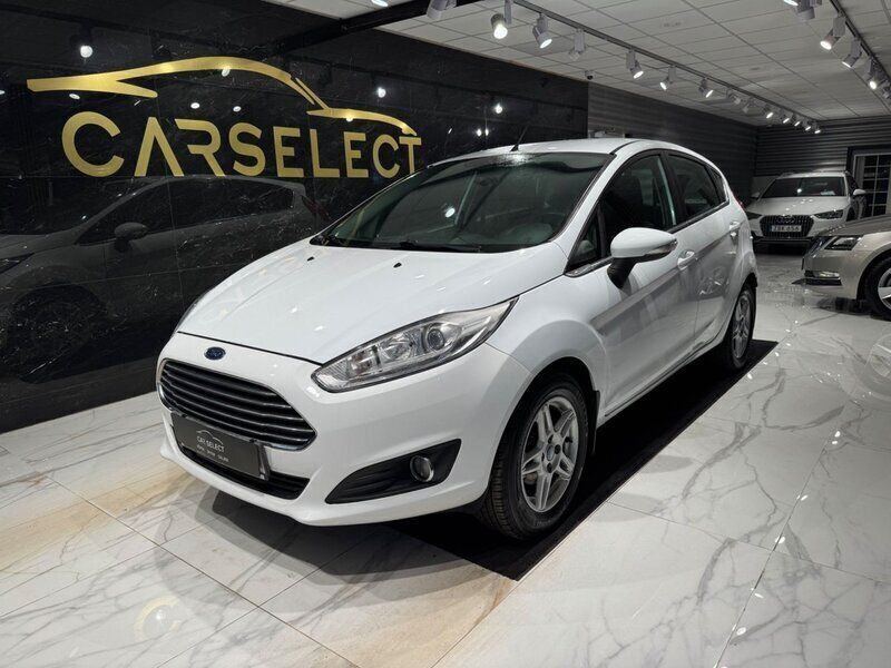 Vit Begagnad 2014 Ford Fiesta Titanium Halvkombi | 69 900 kr (Marknadspris) - Bild 1/4