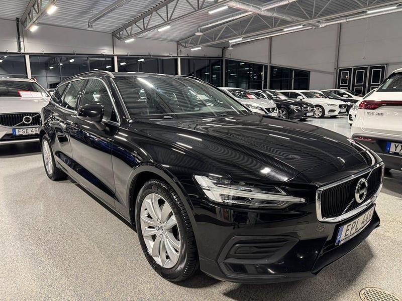 Svart Begagnad 2022 Volvo V60 Momentum Kombi | 239 900 kr (Bra pris) - Bild 1/3
