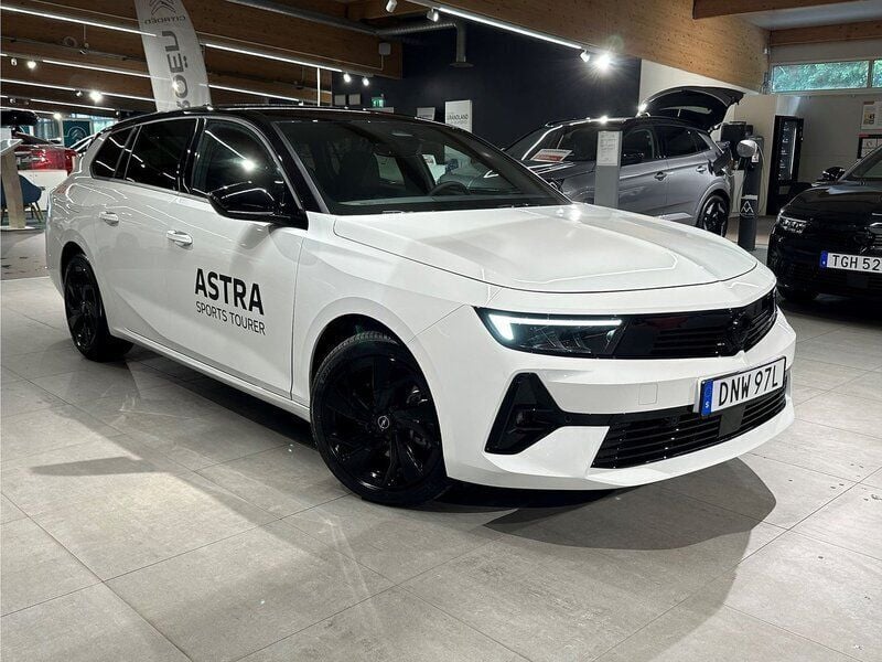 White jade Begagnad 2024 Opel Astra Edition Kombi | 309 900 kr (Marknadspris) - Bild 1/4