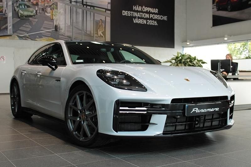 Grå Begagnad 2026 Porsche Panamera 4 Sedan | 1 675 000 kr - Bild 1/4
