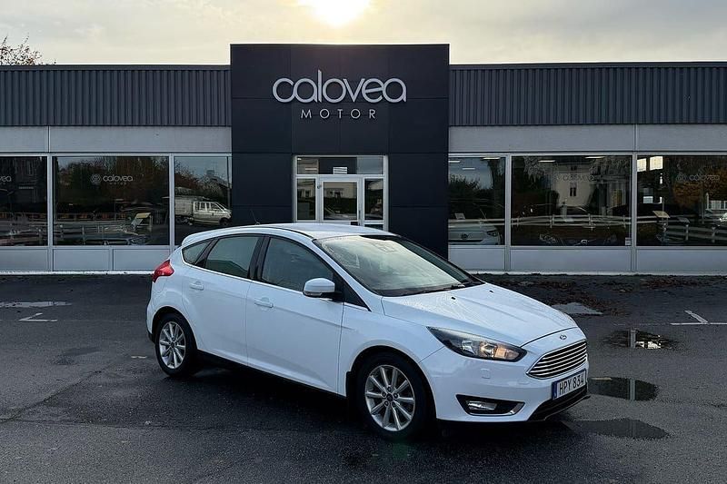 Vit Begagnad 2014 Ford Focus Titanium Halvkombi | 79 900 kr (Lite dyr) - Bild 1/4