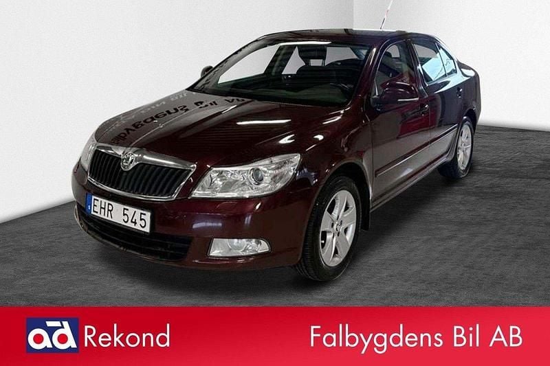 Mörkröd Begagnad 2010 Skoda Octavia Elegance Halvkombi | 38 500 kr (Marknadspris) - Bild 1/4