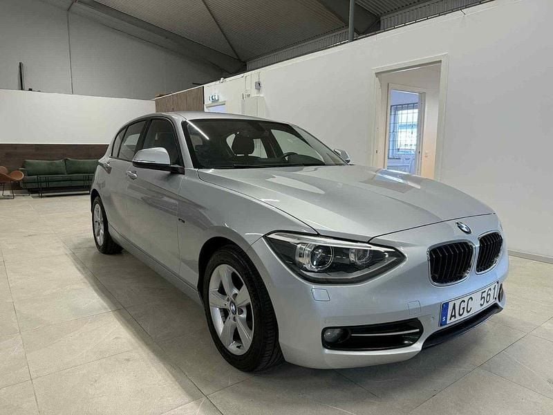 Silver Begagnad 2011 BMW 118 Sport Line Halvkombi | 139 900 kr (Marknadspris) - Bild 1/4