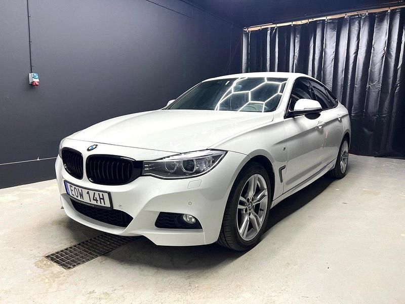 Vit Begagnad 2015 BMW 320 Gran Turismo M Sport Halvkombi | 109 900 kr (Marknadspris) - Bild 1/4