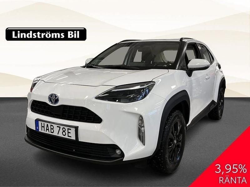 Vit Begagnad 2022 Toyota Yaris Hybrid Active | 274 900 kr (Marknadspris) - Bild 1/3