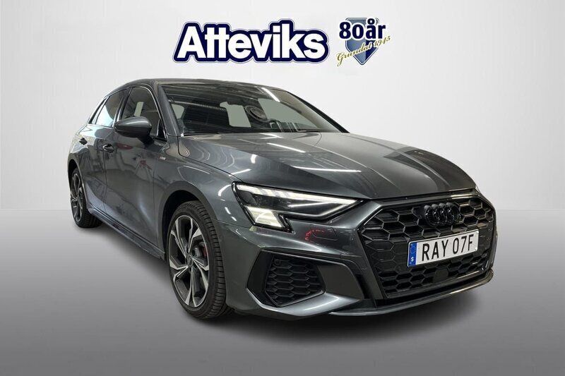 Grå Begagnad 2023 Audi A3 Sportback e-tron S-Line Sedan | 399 900 kr (Lite dyr) - Bild 1/4