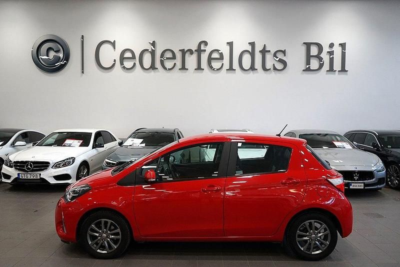 Röd Begagnad 2018 Toyota Yaris Active Halvkombi | 129 700 kr (Marknadspris) - Bild 1/4