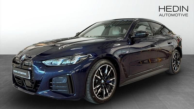 Blå (blue) Begagnad 2025 BMW i4 M Sport Sedan | 728 700 kr - Bild 1/4