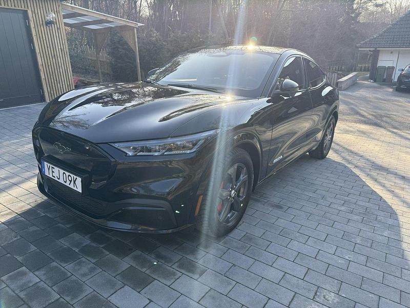 Svart Begagnad 2021 Ford Mustang Mach-E SUV | 334 900 kr (Marknadspris) - Bild 1/4