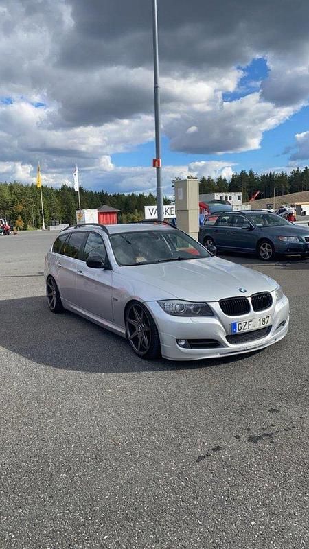 Grå Begagnad 2010 BMW 330 Comfort Edition Kombi | 90 000 kr (Marknadspris) - Bild 1/4