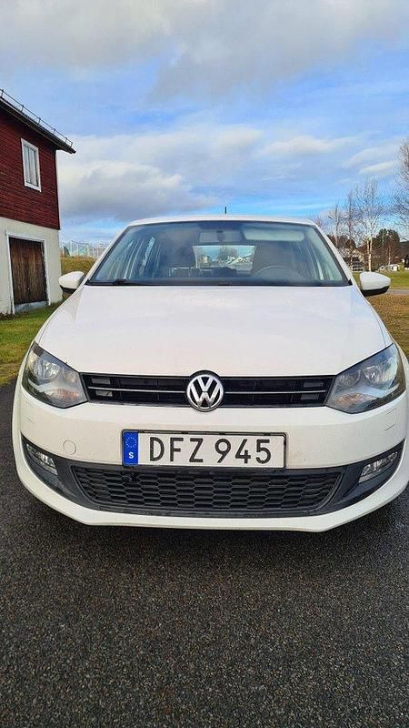 Vit Begagnad 2014 VW Polo Halvkombi | 65 000 kr (Marknadspris) - Bild 1/4